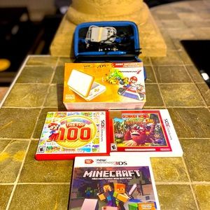EUC Nintendo 2 DS XL Mario Kart 7 edition Bundle